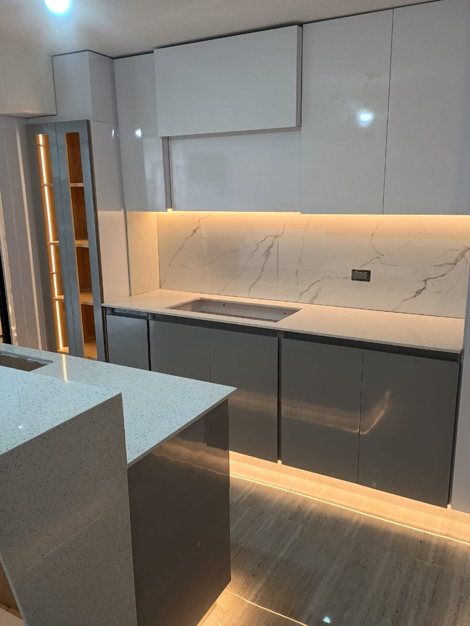 Cocina gris LED mármol calacatta