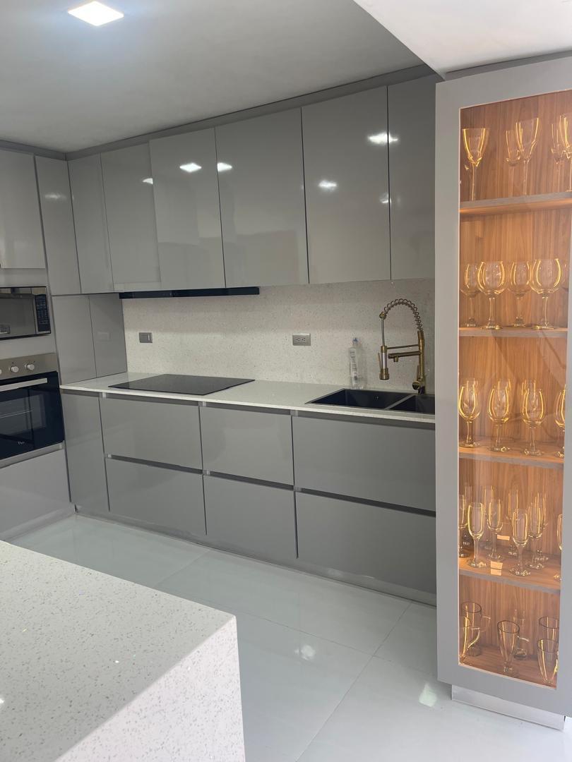 Cocina gris lacada vitrina iluminada